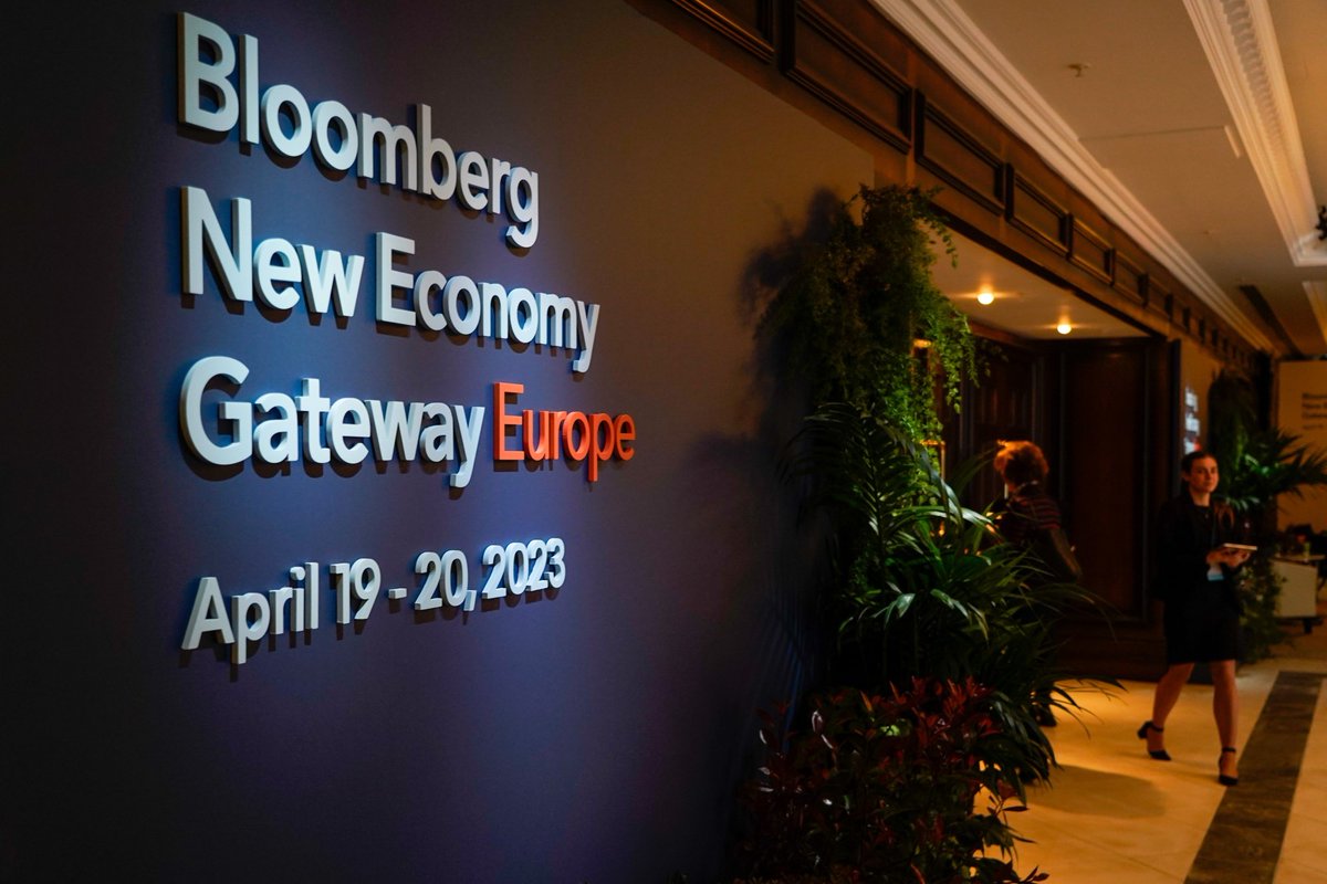 AstraZeneca’s decision to site a $360 million manufacturing facility in Ireland instead of the UK was motivated by a more attractive Irish operating environment, the company’s head of operations Pam Cheng says at #NewEconomyGateway 

Latest updates: trib.al/nG9vAnw