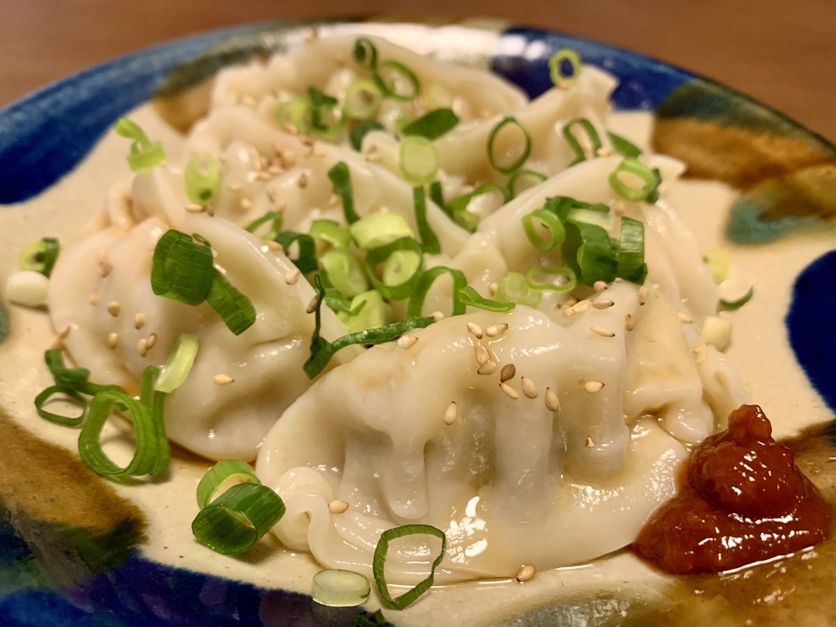 今日の一品、水餃子。 味ぽんとごま油かけて、ネギのせて。 Boiled dumplings with ponzu and sesame oil.