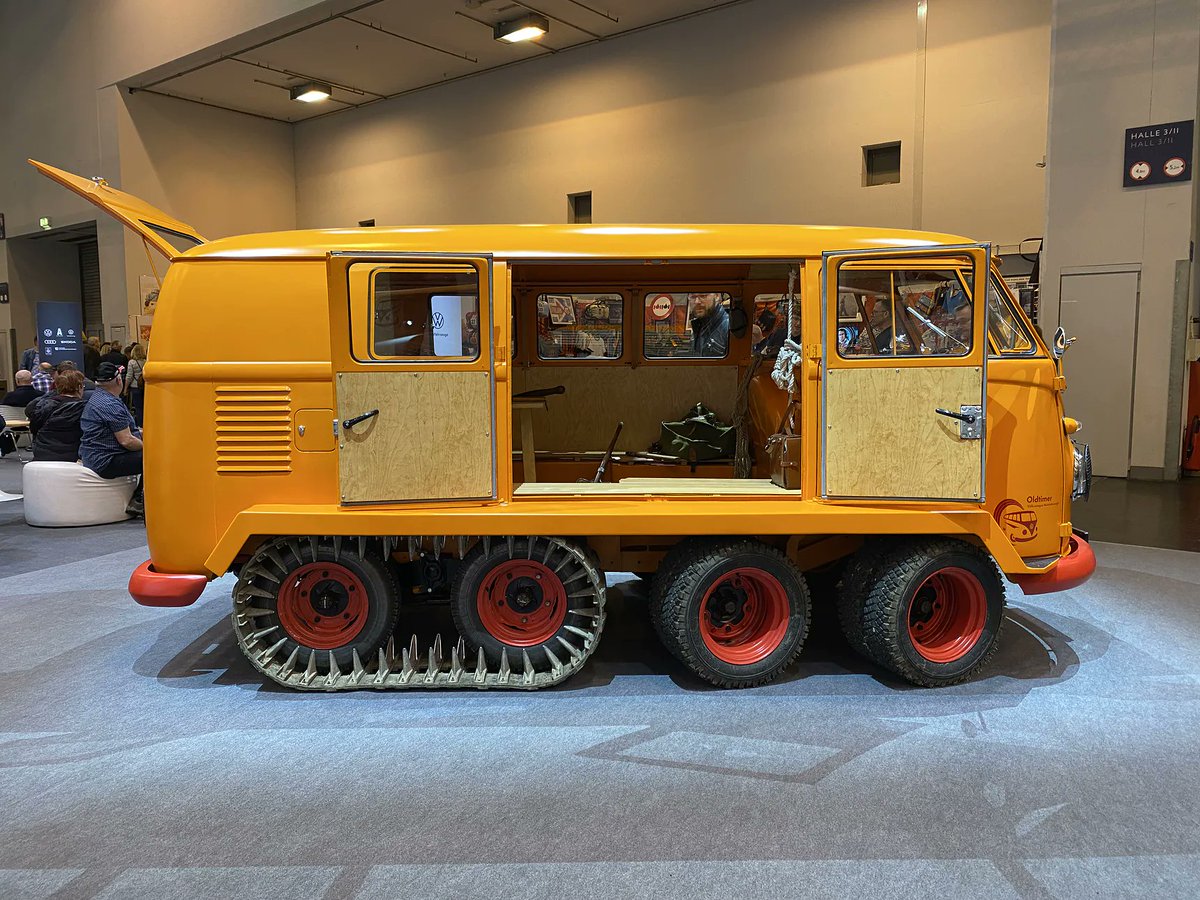 aut0mob's tweet photo. #Volkswagen T1 KK Raupenfuchs 🦊 #VWednesday
A total of 1.8 million T1s were built, but this #VW is one of a kind. 🇦🇹Kurt Kretzner built this four-axle Raupenfuchs ("caterpillar fox") with the aim of overcoming the Alpine wilderness, often covered with snow 🏔️
📸Błażej Buliński https://t.co/ekIl7zIta7