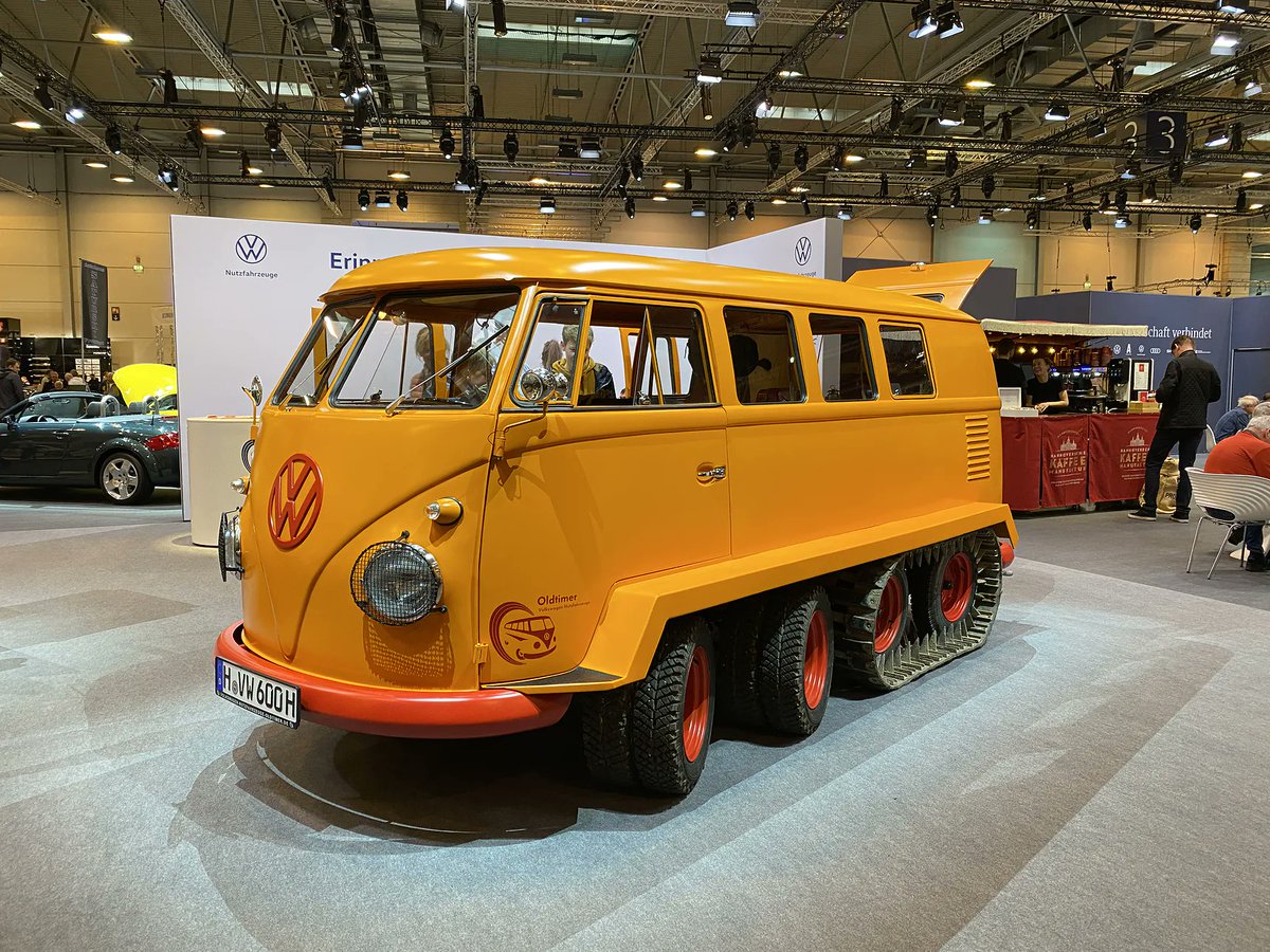 aut0mob's tweet photo. #Volkswagen T1 KK Raupenfuchs 🦊 #VWednesday
A total of 1.8 million T1s were built, but this #VW is one of a kind. 🇦🇹Kurt Kretzner built this four-axle Raupenfuchs ("caterpillar fox") with the aim of overcoming the Alpine wilderness, often covered with snow 🏔️
📸Błażej Buliński https://t.co/ekIl7zIta7