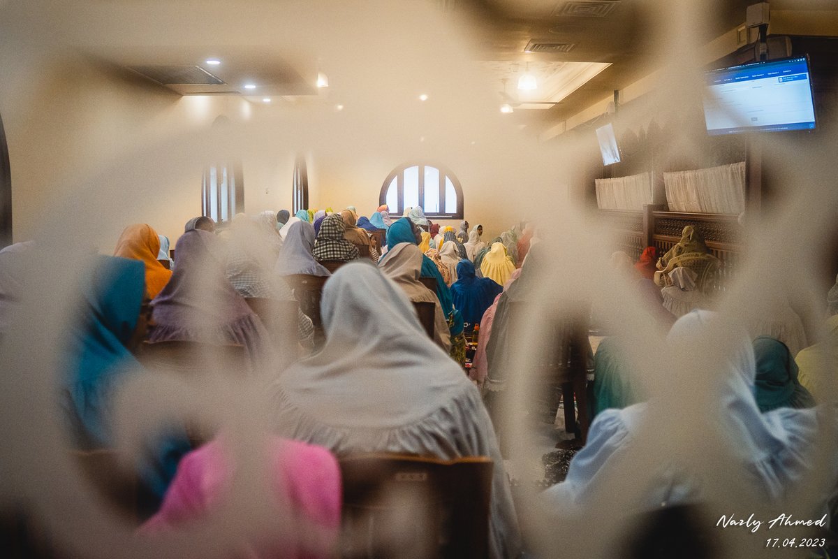 nazly's tweet photo. 🧵A couple of days ago, I had the opportunity to capture few moments at the Dawoodi Bohra Mosque during Iftar. What impressed me the most was their tradition of gathering as a family at the mosque for #Iftar every day throughout the month of Ramadan.

#colombo #srilanka #Ramadan https://t.co/JoHQsWVVMG
