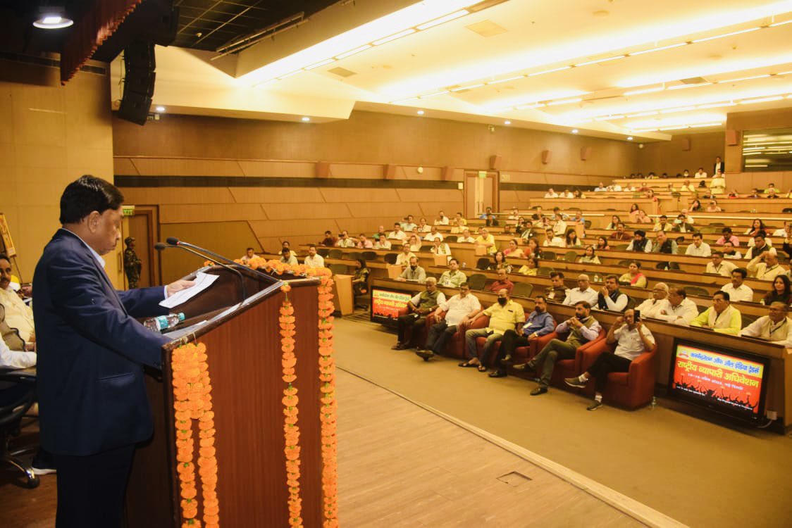 CAITIndia's tweet photo. Hon’ble @minmsme Shri @MeNarayanRane today addressed the gathering &amp; launched the “National Digital Nagrik Forum”at the National Traders Conclave of CAIT being held at Delhi. 

The Forum is a Pan- India initiative to encourage traders &amp; consumers to adopt digital technology. 🇮🇳 https://t.co/Yc1USKTvVI