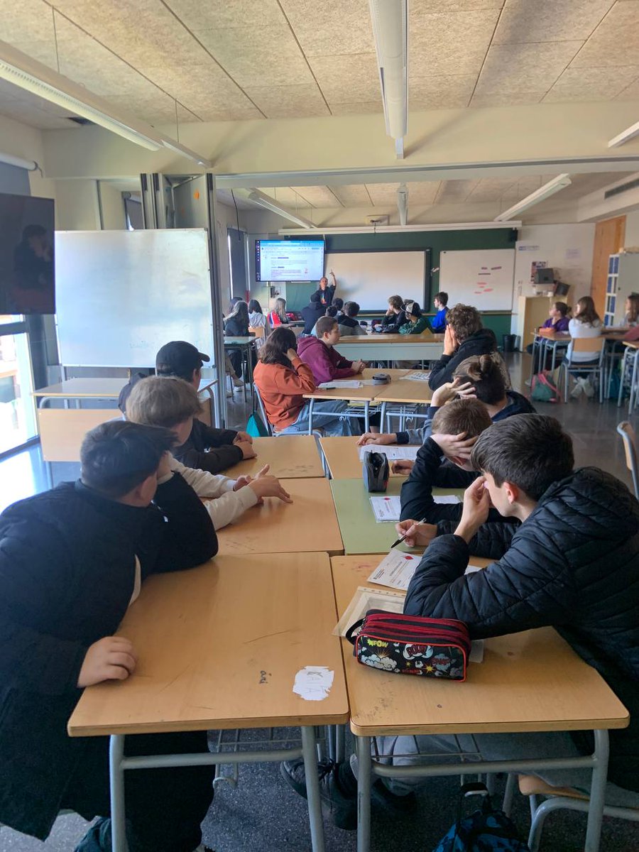 Matí amb Speed-Dating amb alumnat d'optativa d'alemany de 2n i 3r. Seguim amb l'explicació de les tasques que faran aquesta setmana i ara ja els tenim a l'aula fent mates, socials i castellà. Acabarem el matí amb una ruta modernista a Cardedeu #intercanviKC2223