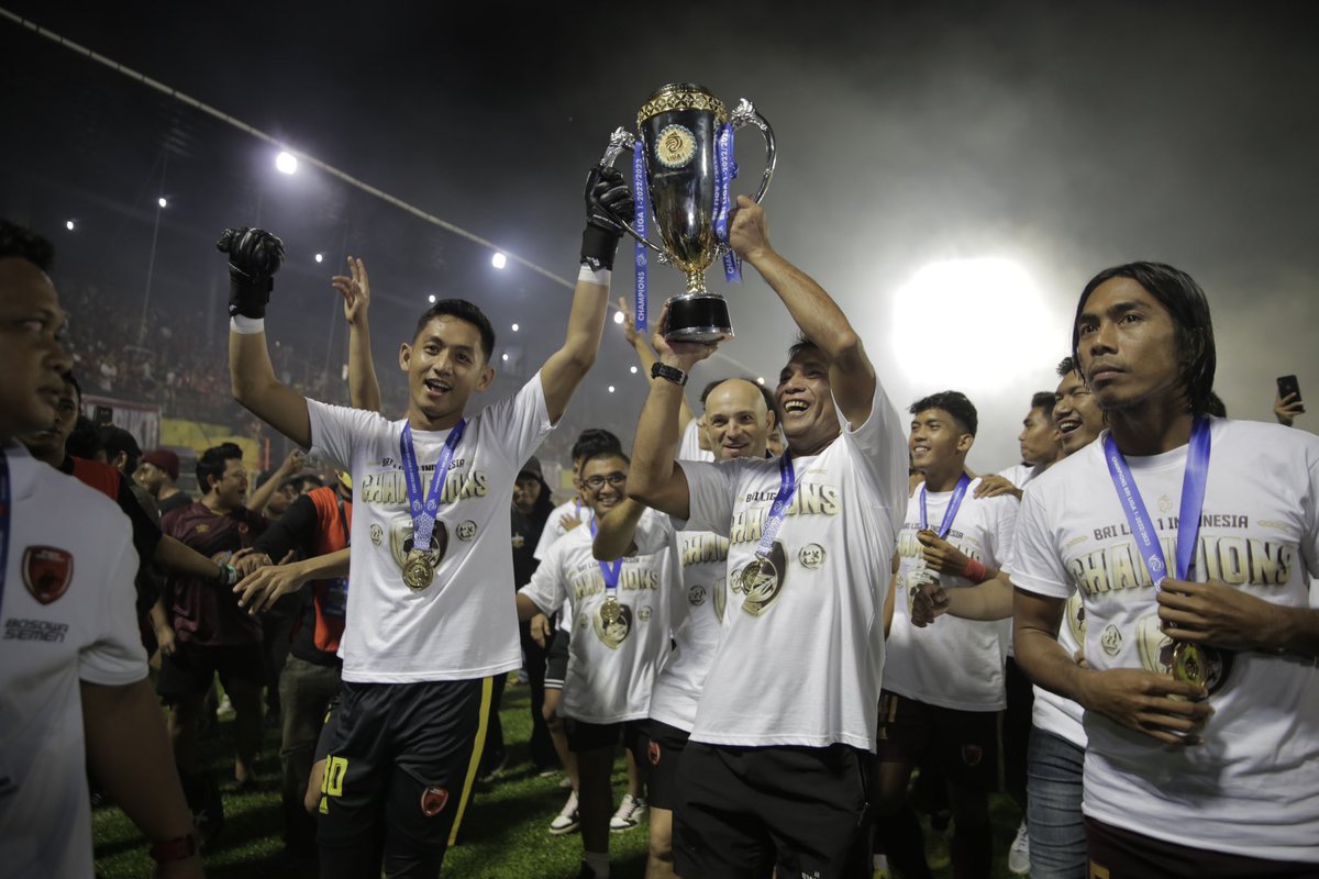 Rezaaryaaa's tweet photo. Mimpi itu menjadi nyata di depan keluarga saya ❤️🏆
@PSM_Makassar https://t.co/5Zihc6Fs1z