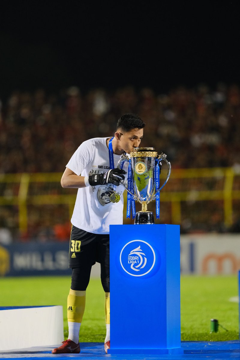 Rezaaryaaa's tweet photo. Mimpi itu menjadi nyata di depan keluarga saya ❤️🏆
@PSM_Makassar https://t.co/5Zihc6Fs1z
