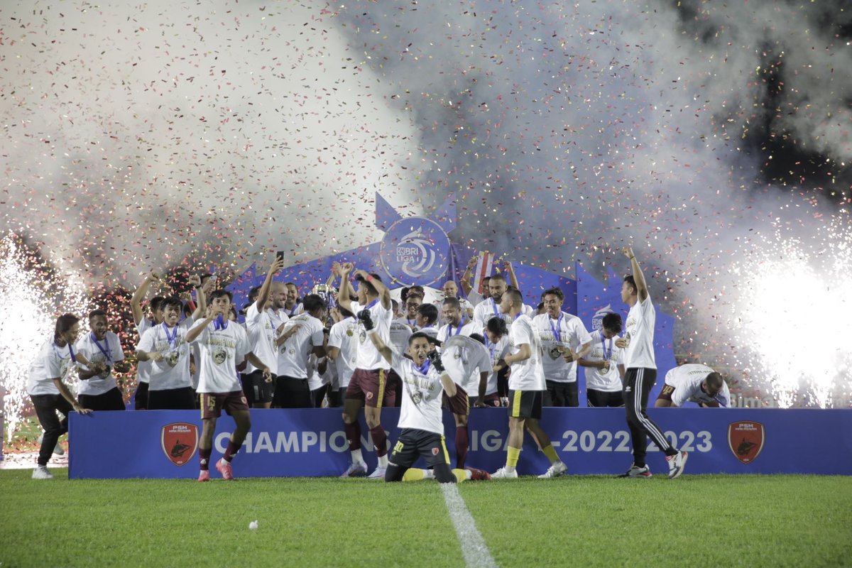 Rezaaryaaa's tweet photo. Mimpi itu menjadi nyata di depan keluarga saya ❤️🏆
@PSM_Makassar https://t.co/5Zihc6Fs1z