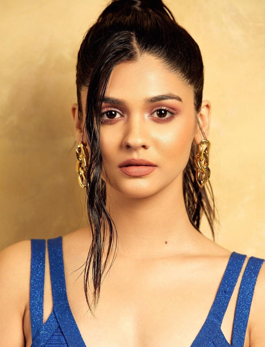 itskhuku's tweet photo. #yrkkh
#BlueisBeautiful
Blue Blue wait a bit
Listen to my heart beat 💕
I loved you
In all hues 💙
But never knew
What you can do
Until today
When I got a cue
Seeing someone
Adorning you🧚
What a treat
For the eyes
None to beat
Perhaps the skies 💦 ?
#PranaliRathod https://t.co/g3dAEh1mOE