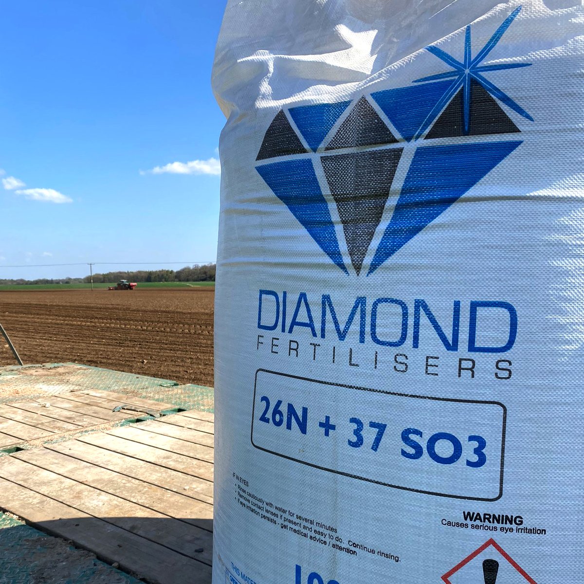 Diamondfertilis's tweet photo. ๐๐
Making the most of yesterday's weather, drilling Sugarbeet with our 26N 37So3 ASN Compound down the spout
Tried, tested and trusted for many years spreading to bouts of 36 metres with the correct settings
#diamondfertilisers #compound #qualityandperformance https://t.co/P8pZBhQAzG
