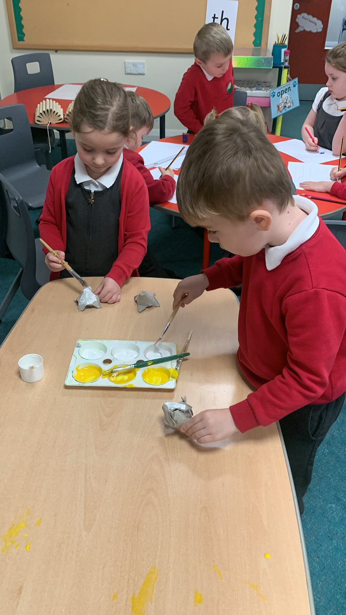 WMPrimaryF2's tweet photo. Busy painting. #ChickChickChickChicken https://t.co/6WSfKewfk4