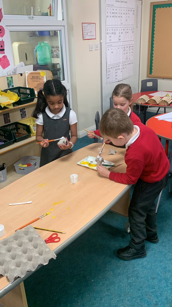 WMPrimaryF2's tweet photo. Busy painting. #ChickChickChickChicken https://t.co/6WSfKewfk4