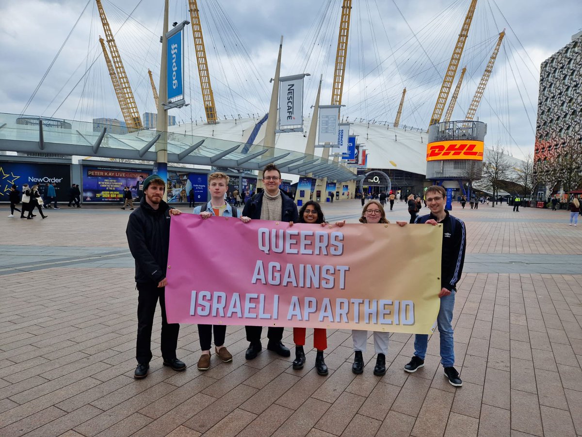 Yesterday, queer campaigners were outside @SamSmith's London gig, speaking to fans and calling on the artist to listen to Palestinians and cancel their gig in apartheid Israel. #SamDontGo (1/3)