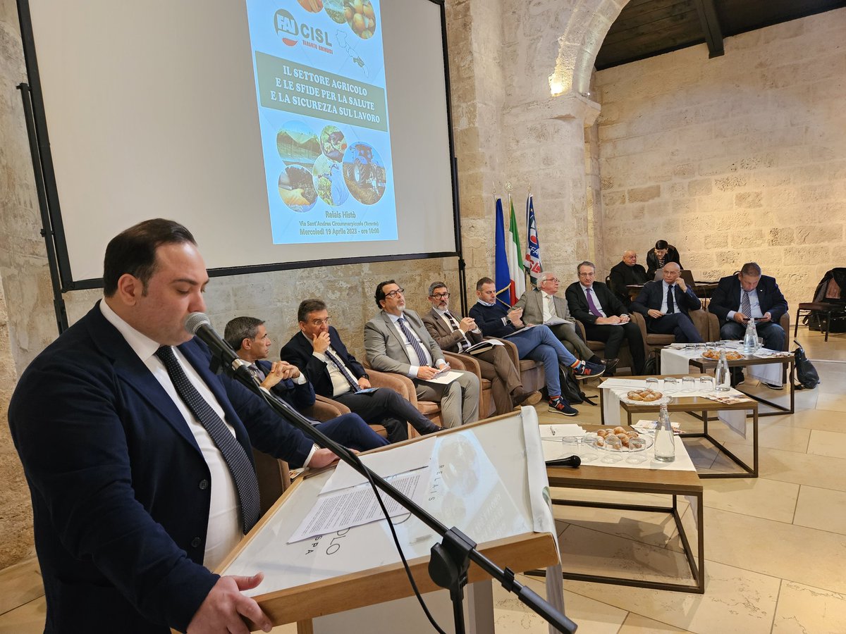 fai_cisl's tweet photo. #19aprile, con la relazione introduttiva del Sg @FaiTaranto Antonio La Fortuna, si apre il convegno dedicato alla #salute e #sicurezza sul #lavoro nel comparto #agricolo. Presente l'assessore @RegionePuglia Donato #Pentassuglia, interviene Sg #FaiCisl @OnofrioRota https://t.co/aUfOj8Z26N
