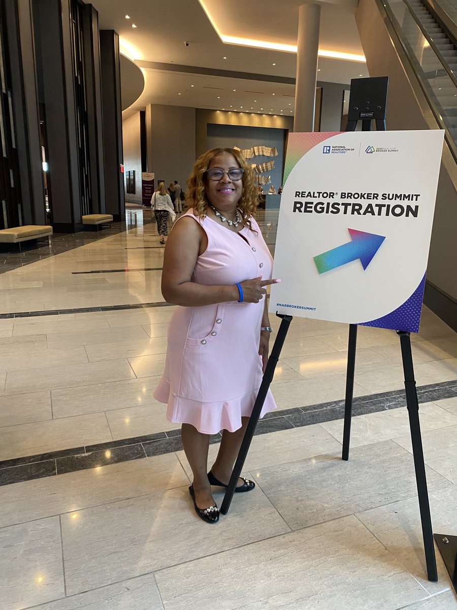 Shedonna's tweet photo. 1st time attending the Realtor Broker Summit…it won’t be the last! #RidingwithtgeBrand #narbrokersummit #visionrealtygroup https://t.co/P6q6IlCR4A