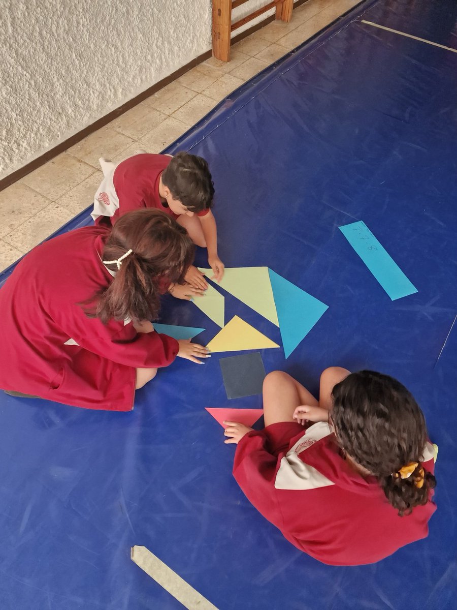 RodriguezAlbe02's tweet photo. ¿Habéis jugado alguna vez al #Tangram?

Los alumnos de 1º de la ESO han realizado una actividad muy interesante utilizando este complejo rompecabezas chino.

Hemos podido fomentar ideas como el trabajo en equipo, la visión espacial y la comprensión matemática. https://t.co/7Gl7hypKCw