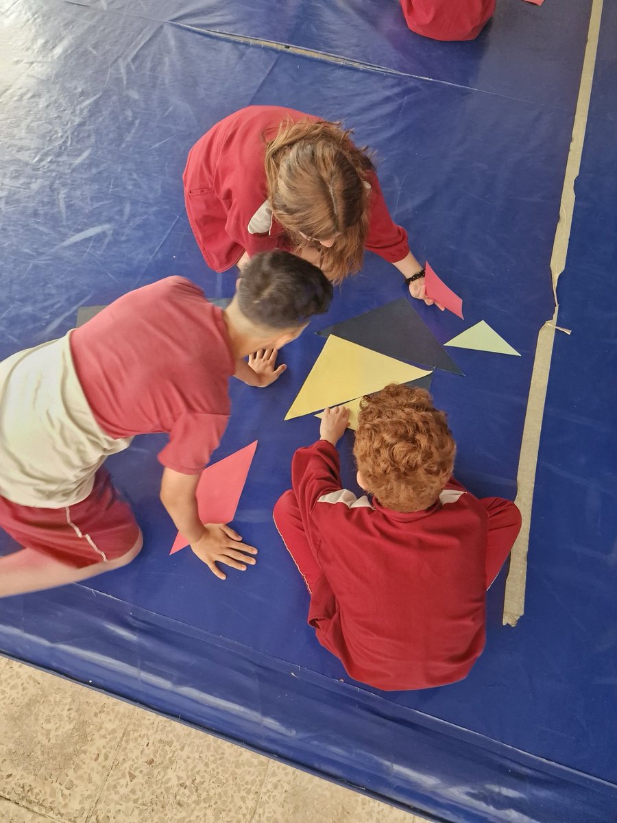 RodriguezAlbe02's tweet photo. ¿Habéis jugado alguna vez al #Tangram?

Los alumnos de 1º de la ESO han realizado una actividad muy interesante utilizando este complejo rompecabezas chino.

Hemos podido fomentar ideas como el trabajo en equipo, la visión espacial y la comprensión matemática. https://t.co/7Gl7hypKCw