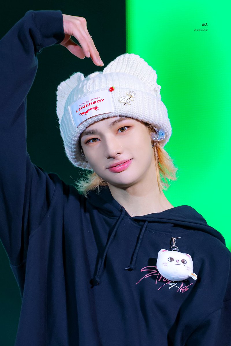 archivehyune's tweet photo. hyunjin, you are so precious to us🤍 https://t.co/czAbtqGkAp