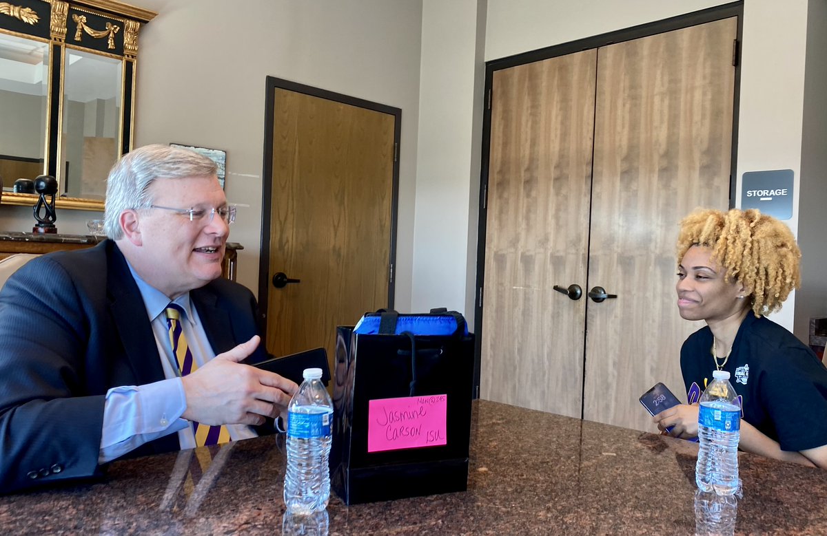 GaleJonesCarson's tweet image. Memphis Mayor Jim Strickland presents Key to the City to NCAA Champion Jasmine Carson - #2 LSU guard.
Congratulations, @JazzC2_