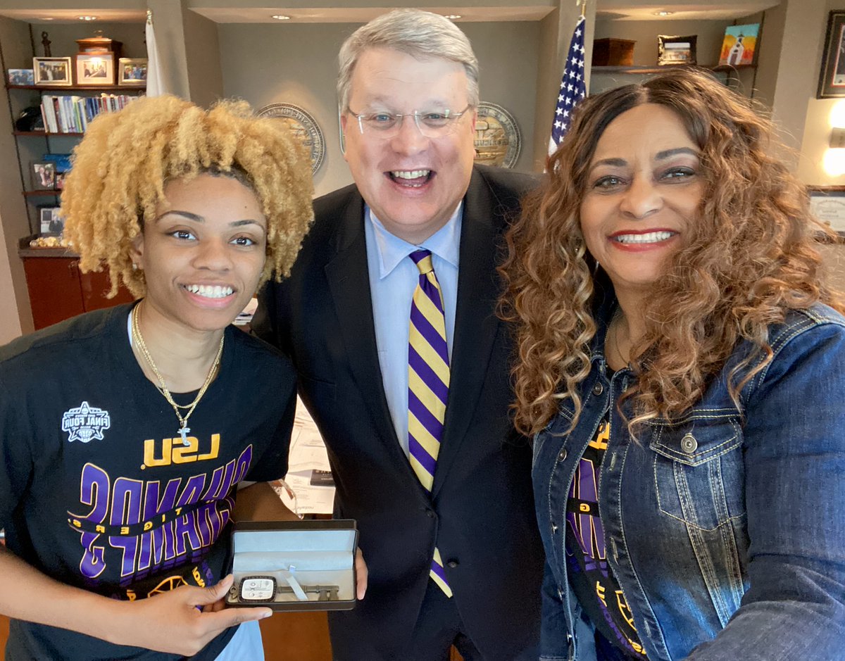 GaleJonesCarson's tweet image. Memphis Mayor Jim Strickland presents Key to the City to NCAA Champion Jasmine Carson - #2 LSU guard.
Congratulations, @JazzC2_