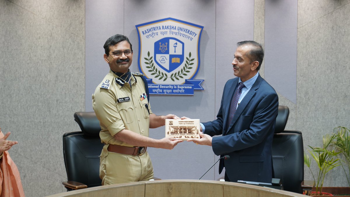 'RRU felicitates Shri Vikas Sahay, Director-General of Police, Gujarat and holds interaction on close cooperation between the Gujarat Police and RRU'. @GujaratPolice @PMOIndia @HMOIndia @CMOGuj