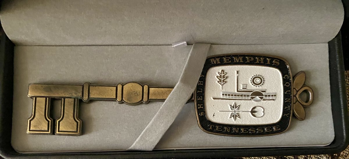 GaleJonesCarson's tweet image. Memphis Mayor Jim Strickland presents Key to the City to NCAA Champion Jasmine Carson - #2 LSU guard.
Congratulations, @JazzC2_