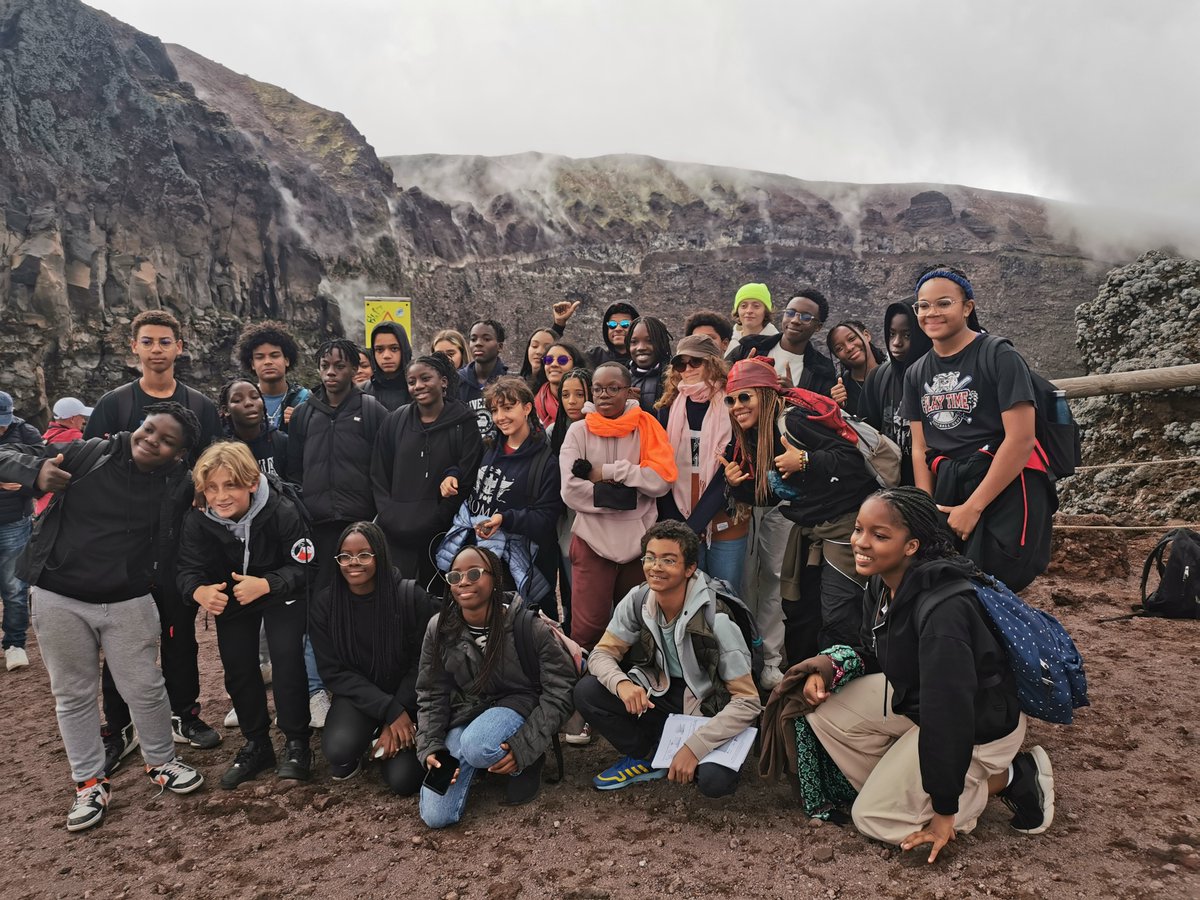 efemontaigne's tweet photo. Nos latinistes ont fait une ascension au volcan le Vésuve et une visite du magnifique et émouvant site de #Pompéi hier, dernier jour du voyage scolaire en #Italie. 
Merci aux sponsors @isoceltelecom  #Comtesse, #MikemTechnologies et #AGIRE 

@aefeinfo @ambafrancebenin https://t.co/1oCGy8M0Nv