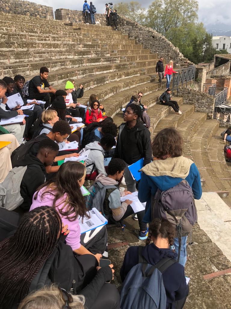 efemontaigne's tweet photo. Nos latinistes ont fait une ascension au volcan le Vésuve et une visite du magnifique et émouvant site de #Pompéi hier, dernier jour du voyage scolaire en #Italie. 
Merci aux sponsors @isoceltelecom  #Comtesse, #MikemTechnologies et #AGIRE 

@aefeinfo @ambafrancebenin https://t.co/1oCGy8M0Nv
