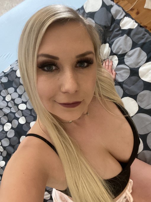 Ich habe ein Geschenk f&uuml;r dich 🎁  Einfach auf https://t.co/e3CMGLvu2d kostenlos anmelden und dein Geschenk