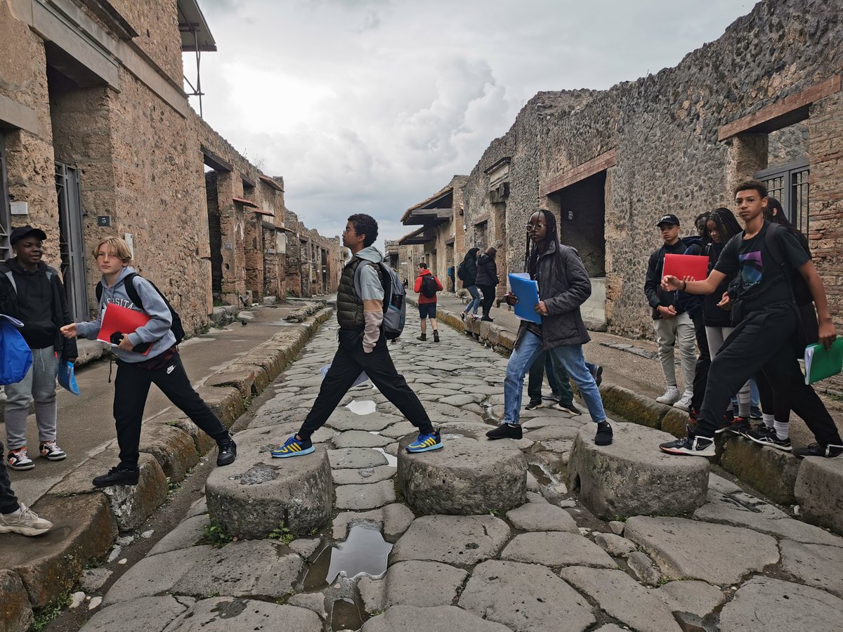 efemontaigne's tweet photo. Nos latinistes ont fait une ascension au volcan le Vésuve et une visite du magnifique et émouvant site de #Pompéi hier, dernier jour du voyage scolaire en #Italie. 
Merci aux sponsors @isoceltelecom  #Comtesse, #MikemTechnologies et #AGIRE 

@aefeinfo @ambafrancebenin https://t.co/1oCGy8M0Nv