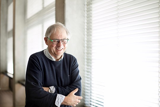 advalvas_vu's tweet photo. Collega's moesten scheidend bètadecaan @GuusSchreiber  soms tegenhouden om niet te boos te worden, vertelt hij in zijn afscheidsinterview. Vrijdag is zijn afscheid: https://t.co/7NuehRC6lz https://t.co/7ydn7gnoe6