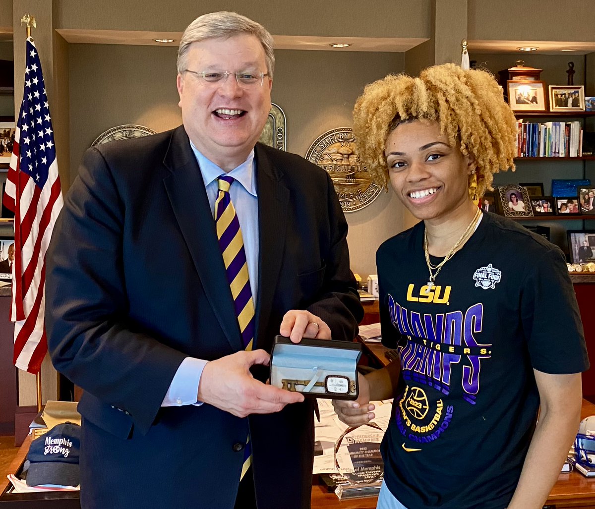 GaleJonesCarson's tweet image. Memphis Mayor Jim Strickland presents Key to the City to NCAA Champion Jasmine Carson - #2 LSU guard.
Congratulations, @JazzC2_