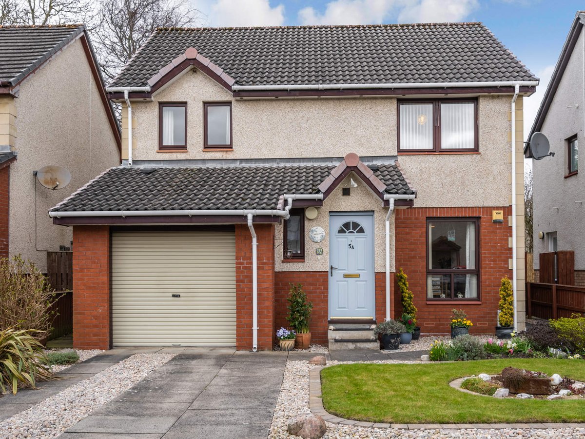 NEW TO MARKET - Ladysmill Court, Dunfermline. o/o £274,000. 4 bed detached. To arrange a viewing  call Ross &amp; Connel on 01383 721156 #Dunfermline #Property