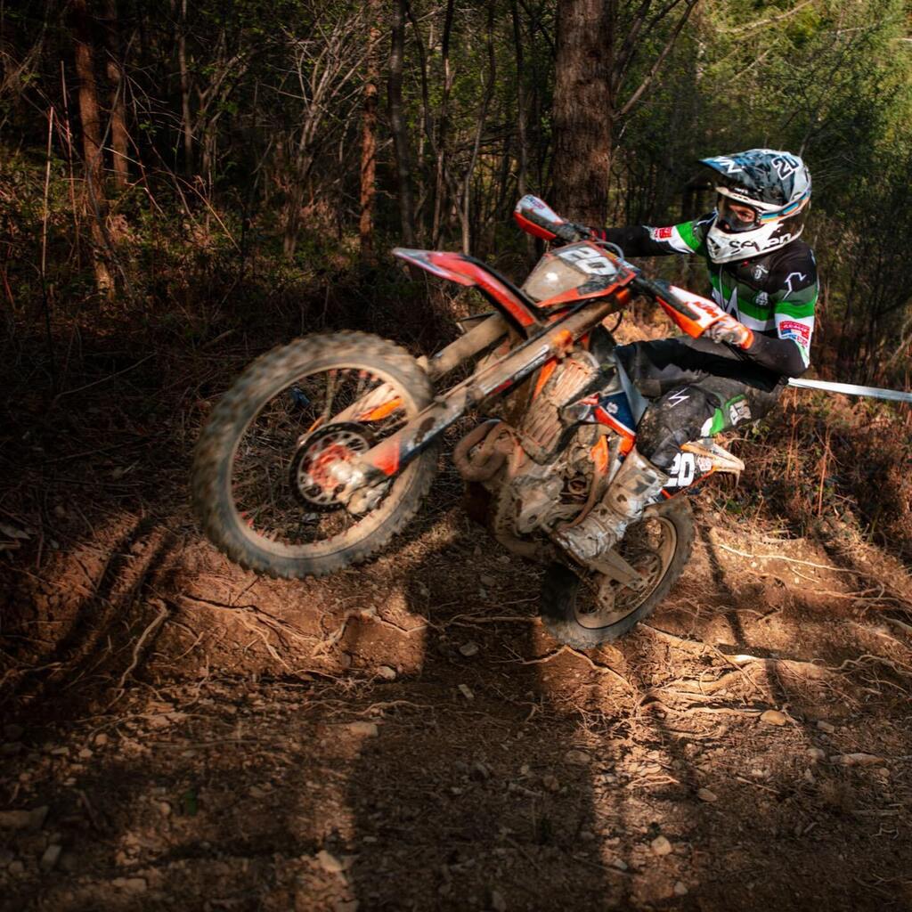 Freenduro's tweet photo. C’est l’heure du #wheeliewednesday #enduro avec aujourd’hui @val.attack 🤘
.
#freenduro #enduropro #endurolife #photography #ktm #enduromoto #boisserie #racing #moto #sport https://t.co/lAAxMpdhPn https://t.co/zSynn6MIgD