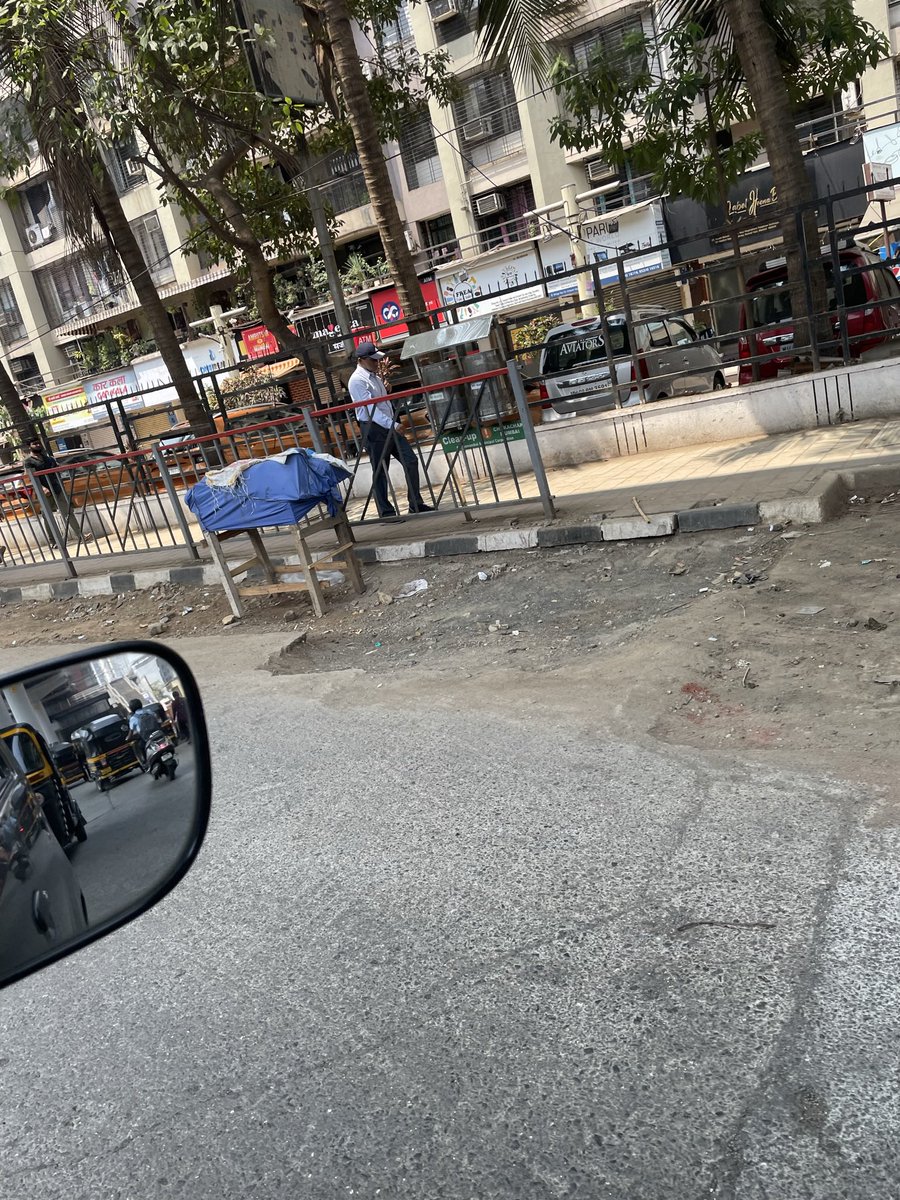 Roopal_Parab's tweet image. On a busy service road outside Vasant Marvel complex in Borivali East. @mybmcWardRC @mybmc