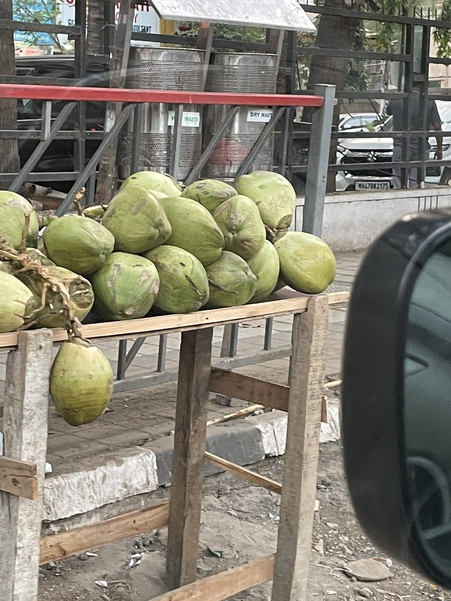 Roopal_Parab's tweet image. On a busy service road outside Vasant Marvel complex in Borivali East. @mybmcWardRC @mybmc