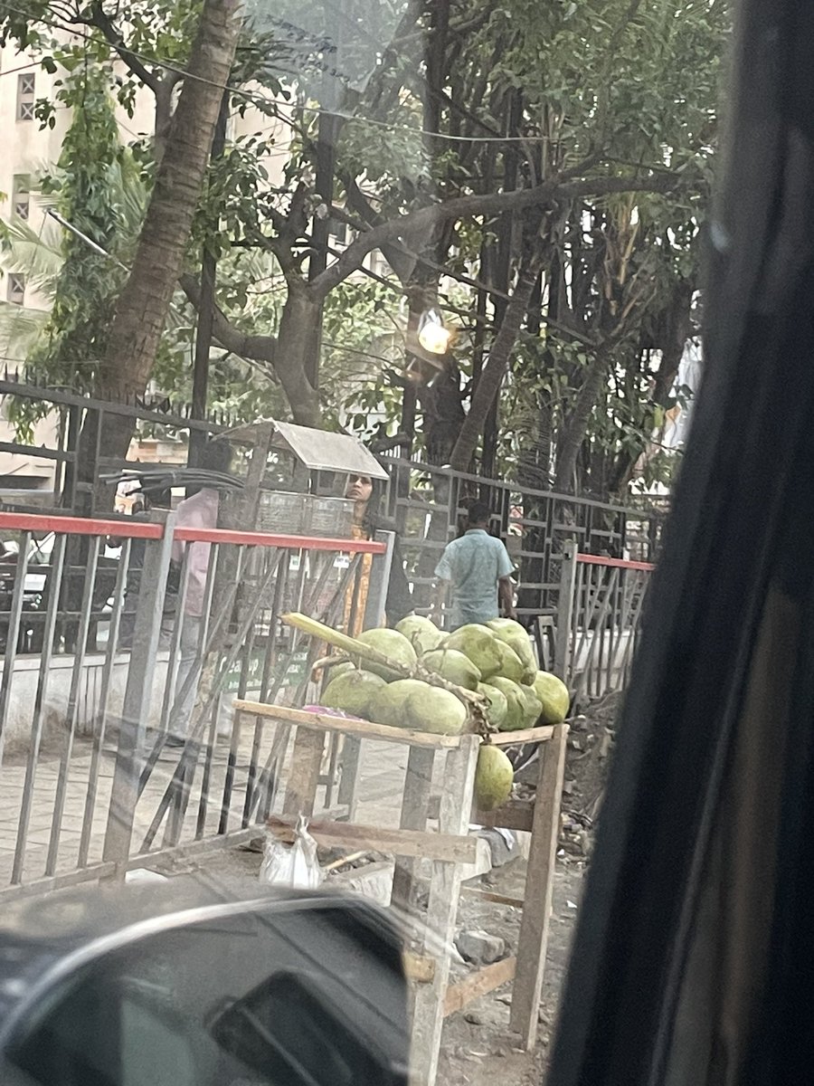 Roopal_Parab's tweet image. On a busy service road outside Vasant Marvel complex in Borivali East. @mybmcWardRC @mybmc