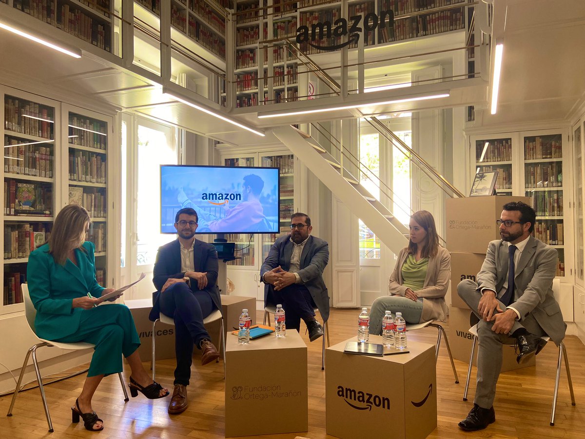 ignaciorgu's tweet photo. Debatiendo  en la @fortegamaranon sobre cómo promover la lectura en España.

@RaquelOWriter @en_bookle @MaderueloPablo @fbuyolo @AmazonNewsES https://t.co/7XUy9RHpC4