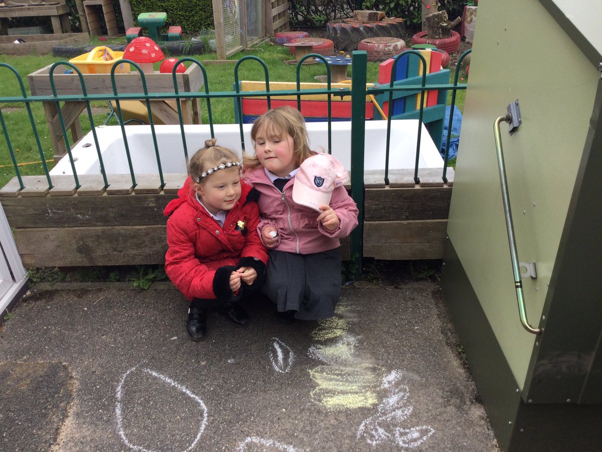 WMPrimaryF2's tweet photo. Busy drawing outside. #ChalkFun https://t.co/52CKBVtAsm