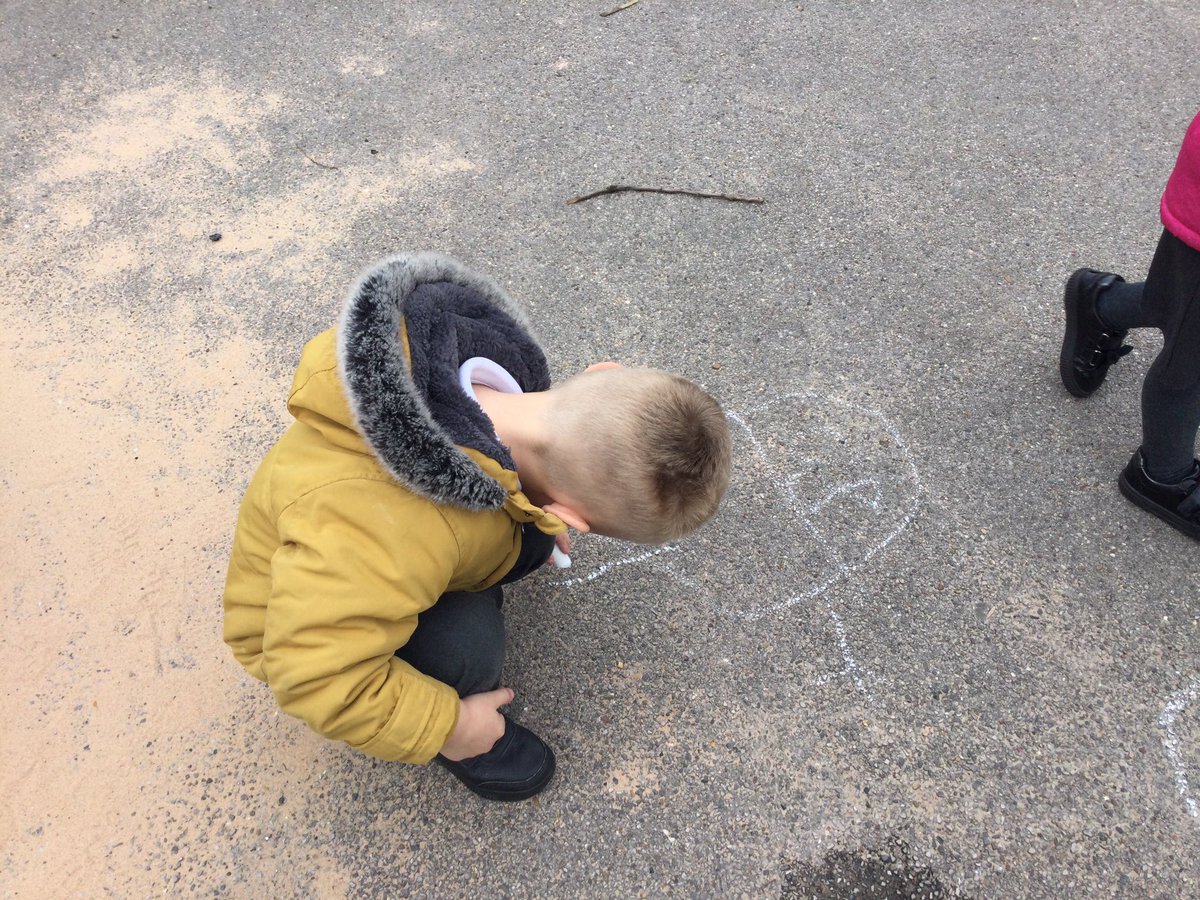 WMPrimaryF2's tweet photo. Busy drawing outside. #ChalkFun https://t.co/52CKBVtAsm