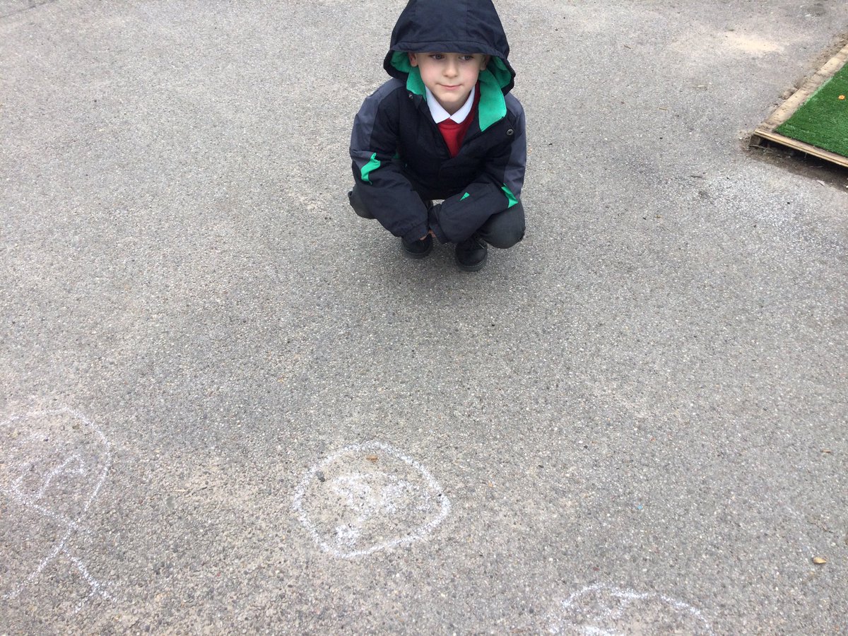 WMPrimaryF2's tweet photo. Busy drawing outside. #ChalkFun https://t.co/52CKBVtAsm