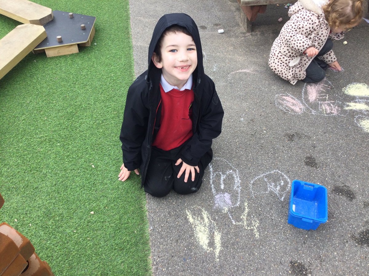WMPrimaryF2's tweet photo. Busy drawing outside. #ChalkFun https://t.co/52CKBVtAsm