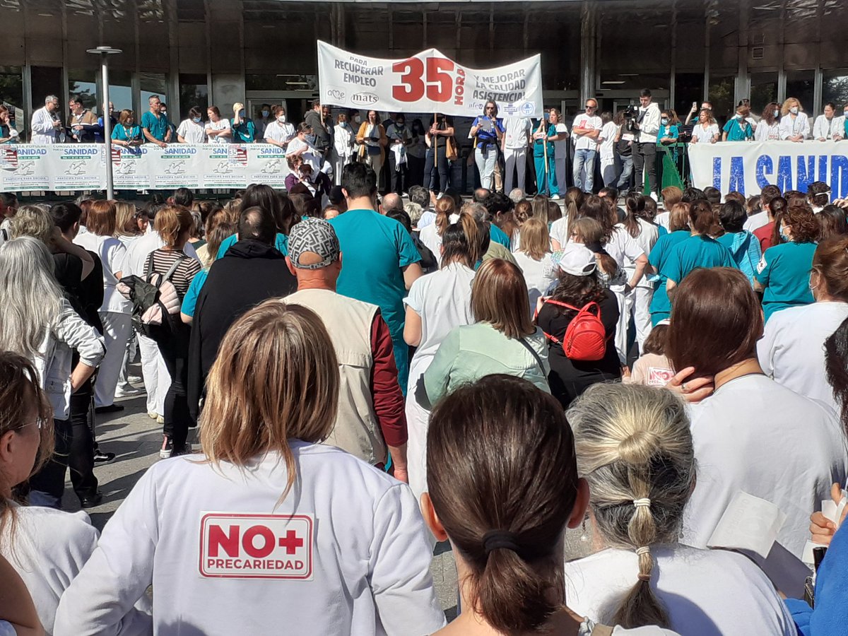 En la concentración en H. 12 de Octubre de <a href="/MATSmadrid/">sindicato MATS</a> /<a href="/SummAT112/">SummAT</a>/<a href="/madrid_AME/">A. M. E.</a>/ SITHPA3/Plataforma SAR en la huelga SERMAS de hoy se exige la recuperación de las 35h y empleo, la consolidación ahora de todo el personal de +3 años de antigüedad, OPEs con todas vacantes siempre,...