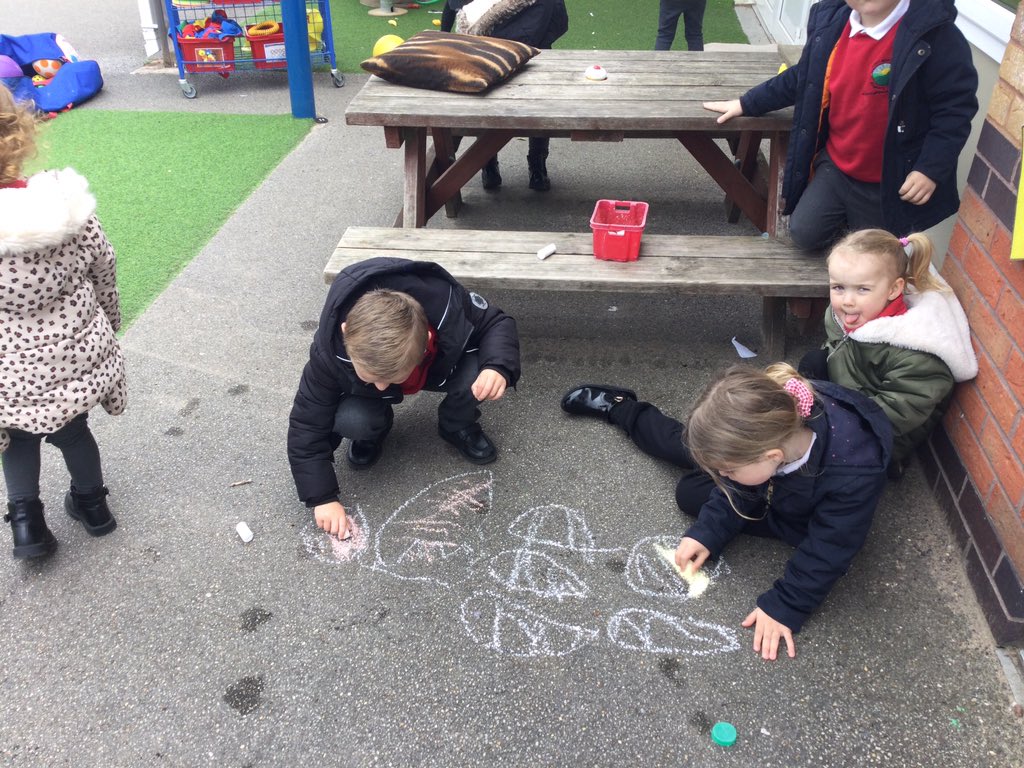 WMPrimaryF2's tweet photo. Busy drawing outside. #ChalkFun https://t.co/4O8rggljSo