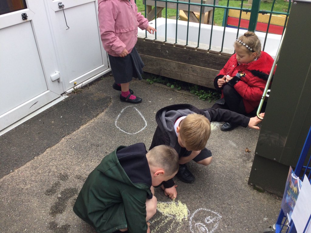 WMPrimaryF2's tweet photo. Busy drawing outside. #ChalkFun https://t.co/4O8rggljSo