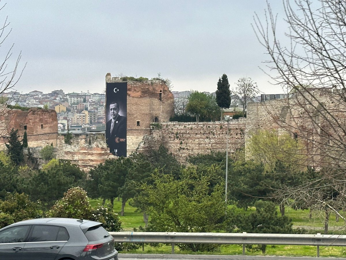 Kanun tanımıyorlar biliyoruz biz yine de teşhir edelim ve görevlileri görevlerini yapmaya davet edelim. Görevlerini yapmayan partizan kamu görevlilerine 14 mayıstan sonra denk gelmeyeceksiniz nasıl olsa!
Hazineye ait olan İstanbul Surlarına yasaya göre bunların açılması yasak!