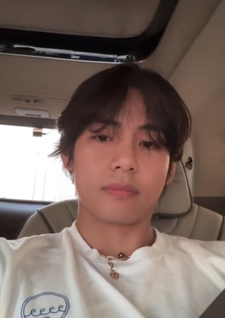Taehyungimpact's tweet photo. Kim taehyung is so dreamy https://t.co/qZ7v0RCAWv