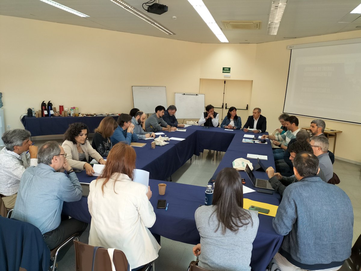 Avui l' <a href="/ajuntamentvng/">Vilanova i la Geltrú</a> acull una jornada d'intercooperació municipal sobre monedes locals amb la participació de <a href="/scgramenet/">Aj. Sta. Coloma Gram</a> <a href="/ViladecansTweet/">AjuntamentViladecans</a> <a href="/ajsantfeliu/">Ajuntament de Sant Feliu de Llobregat</a> <a href="/ajterrassa/">Ajuntament de Terrassa</a> de la mà de <a href="/economieslocals/">Economies locals</a> <a href="/observatoriomc_/">Observatori de la Moneda Complementària</a> <a href="/novact__/">NOVACT</a>  #ESSVNG #EconomiesTransformadores