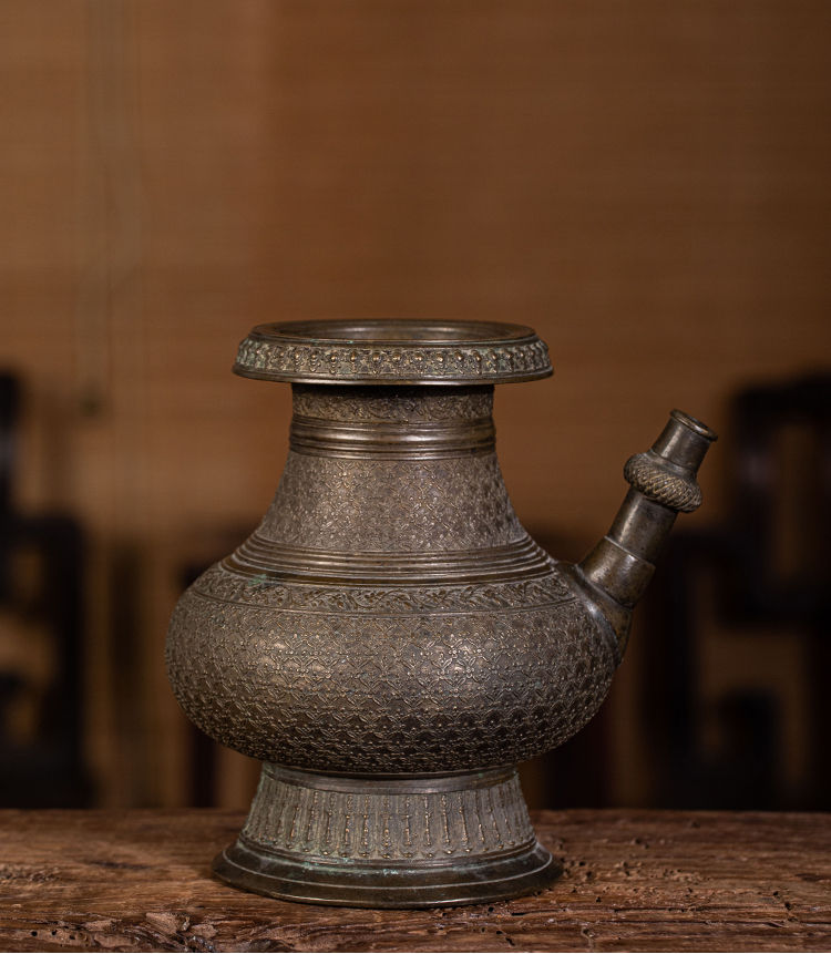 jackree88's tweet photo. Early Qing Dynasty floral pattern bronze army holding pot

View auction details, art exhibitions and online catalogs; and collections of contemporary, impressionist or modern art, #Asian antiques #Chinese art.

https://t.co/S9HsxWLfOv

#artauction #liveauctioneers https://t.co/ZULNBVDmxv