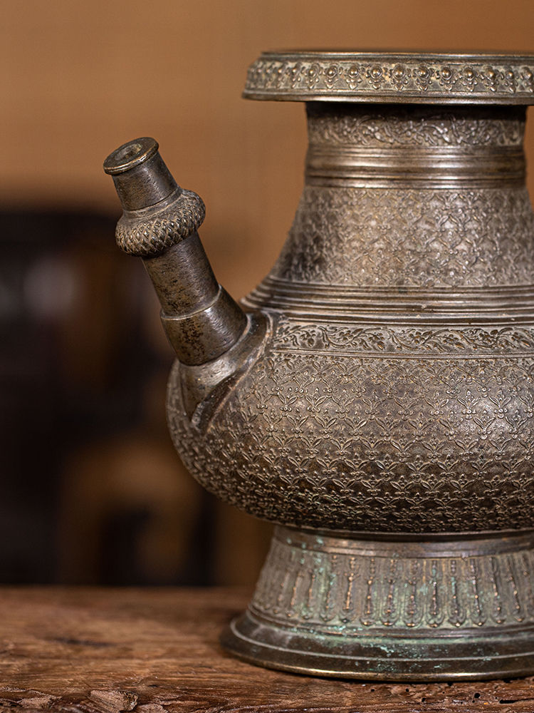 jackree88's tweet photo. Early Qing Dynasty floral pattern bronze army holding pot

View auction details, art exhibitions and online catalogs; and collections of contemporary, impressionist or modern art, #Asian antiques #Chinese art.

https://t.co/S9HsxWLfOv

#artauction #liveauctioneers https://t.co/ZULNBVDmxv