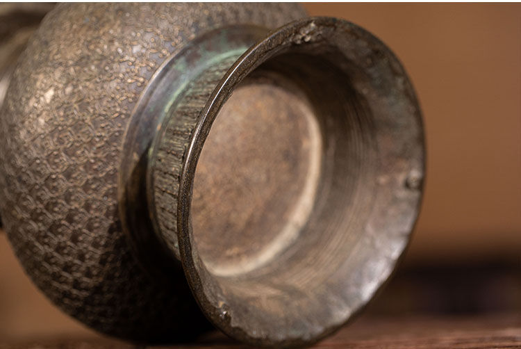 jackree88's tweet photo. Early Qing Dynasty floral pattern bronze army holding pot

View auction details, art exhibitions and online catalogs; and collections of contemporary, impressionist or modern art, #Asian antiques #Chinese art.

https://t.co/S9HsxWLfOv

#artauction #liveauctioneers https://t.co/ZULNBVDmxv