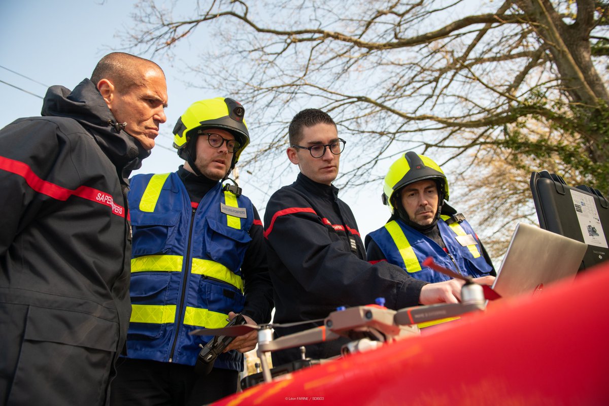 Pompiers03's tweet photo. [ #DRONE ]
📷Composée de 5 télépilotes l'unité drone du SDIS est une aide précieuse sur de nombreuses interventions. Retour en images sur leur dernière FMPA : https://t.co/E2at27BYwM